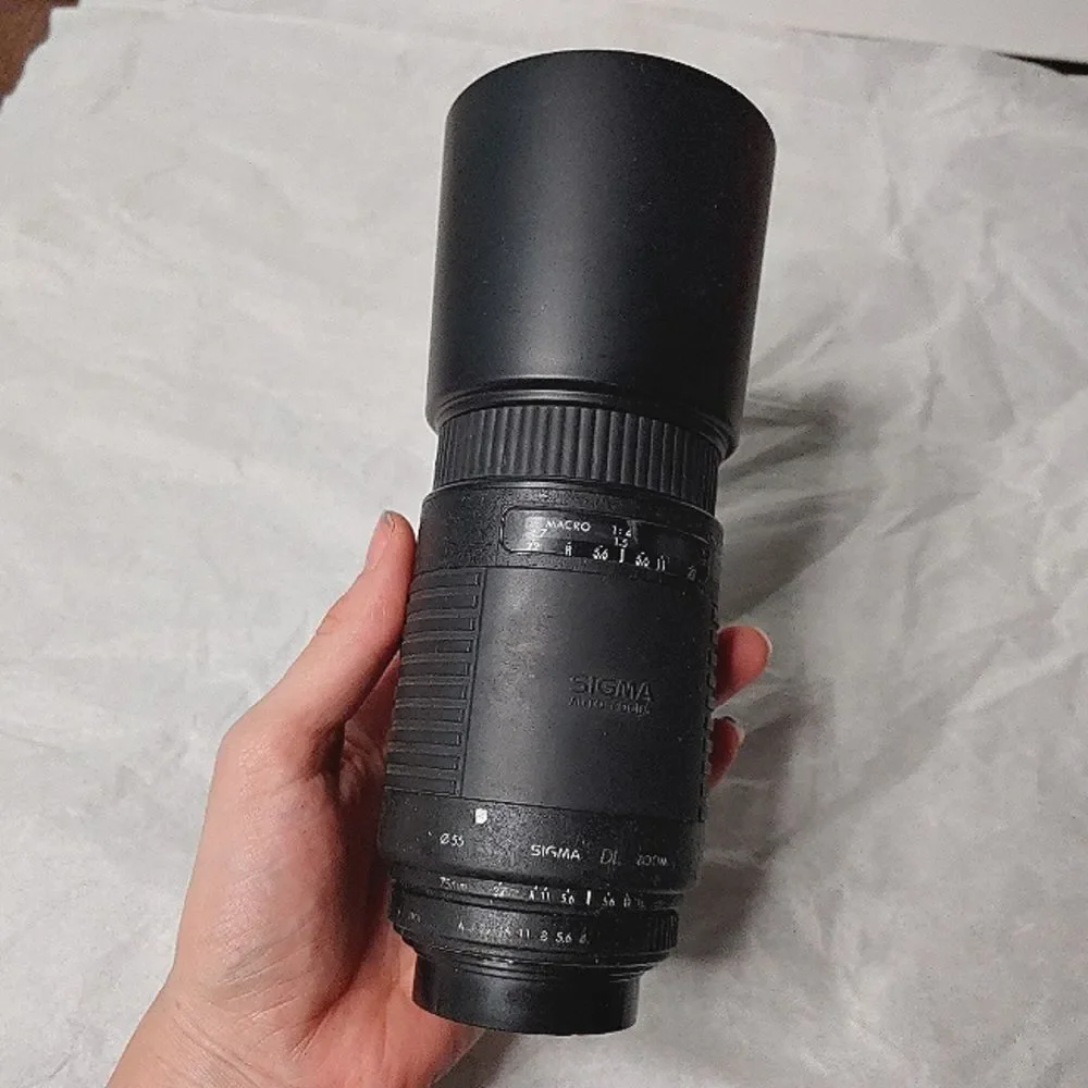 Sigma DL Zoom 75-300mm 1:4-5.6 Auto Focus Lens with Sun Shade